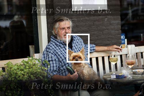 Amsterdam 23 augustus 2020
Hans v d Togt met een hondje op terras