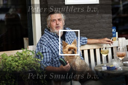 Amsterdam 23 augustus 2020
Hans v d Togt met een hondje op terras