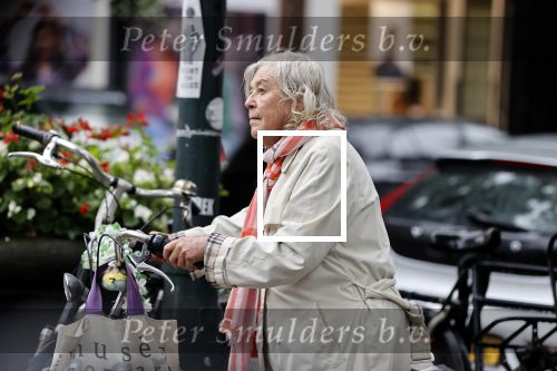 Amsterdam 25 augustus 2020
Herma Krabbe met haar fiets en been in verband op de cornelis schuytstraat.