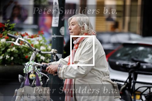 Amsterdam 25 augustus 2020
Herma Krabbe met haar fiets en been in verband op de cornelis schuytstraat.