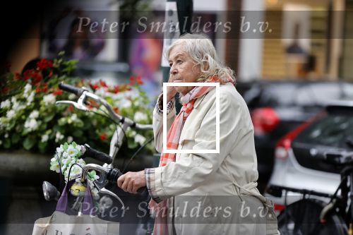 Amsterdam 25 augustus 2020
Herma Krabbe met haar fiets en been in verband op de cornelis schuytstraat.