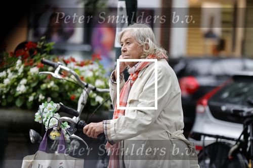 Amsterdam 25 augustus 2020
Herma Krabbe met haar fiets en been in verband op de cornelis schuytstraat.