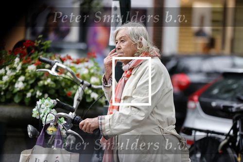 Amsterdam 25 augustus 2020
Herma Krabbe met haar fiets en been in verband op de cornelis schuytstraat.