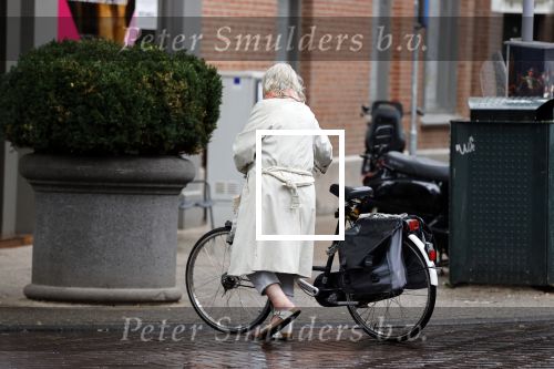 Amsterdam 25 augustus 2020
Herma Krabbe met haar fiets en been in verband op de cornelis schuytstraat.