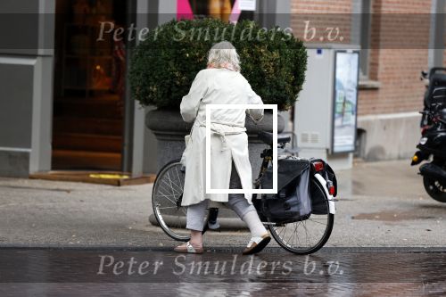 Amsterdam 25 augustus 2020
Herma Krabbe met haar fiets en been in verband op de cornelis schuytstraat.