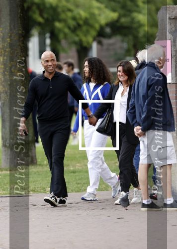 Amsterdam 23 augustus 2020
Humberto Tan met zijn vrouw Inekeen twee  van hun kinderen op het museumplein.