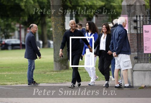 Amsterdam 23 augustus 2020
Humberto Tan met zijn vrouw Inekeen twee  van hun kinderen op het museumplein.