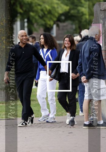 Amsterdam 23 augustus 2020
Humberto Tan met zijn vrouw Inekeen twee  van hun kinderen op het museumplein.