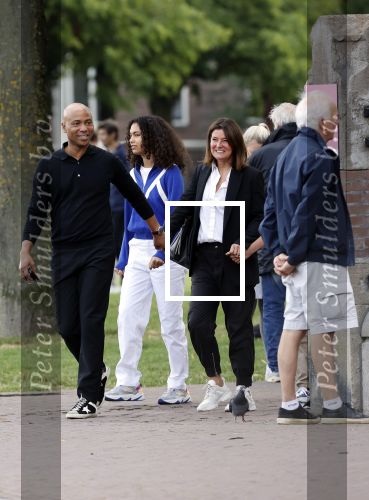 Amsterdam 23 augustus 2020
Humberto Tan met zijn vrouw Inekeen twee  van hun kinderen op het museumplein.