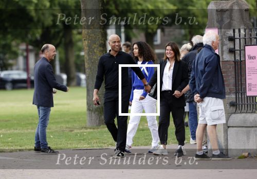 Amsterdam 23 augustus 2020
Humberto Tan met zijn vrouw Inekeen twee  van hun kinderen op het museumplein.