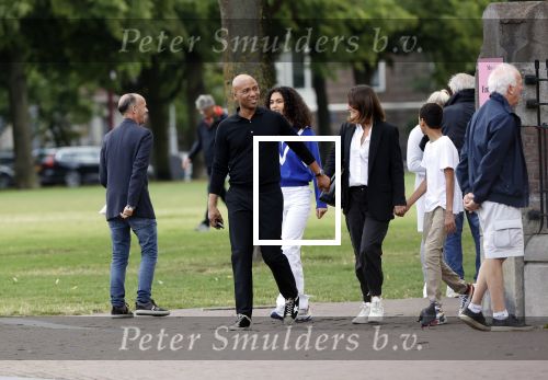 Amsterdam 23 augustus 2020
Humberto Tan met zijn vrouw Inekeen twee  van hun kinderen op het museumplein.