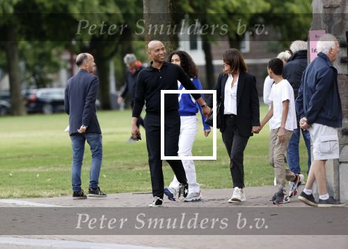 Amsterdam 23 augustus 2020
Humberto Tan met zijn vrouw Inekeen twee  van hun kinderen op het museumplein.
