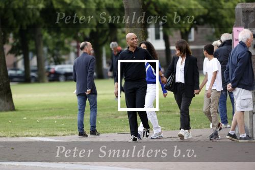 Amsterdam 23 augustus 2020
Humberto Tan met zijn vrouw Inekeen twee  van hun kinderen op het museumplein.