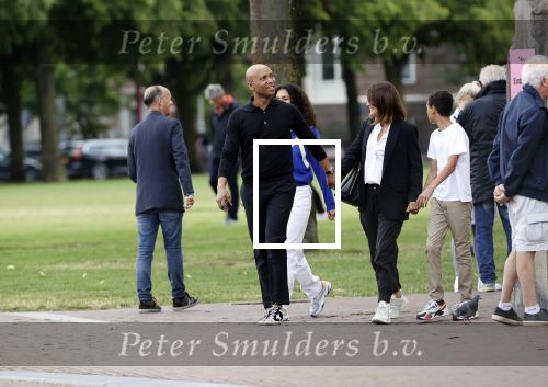 Amsterdam 23 augustus 2020
Humberto Tan met zijn vrouw Inekeen twee  van hun kinderen op het museumplein.