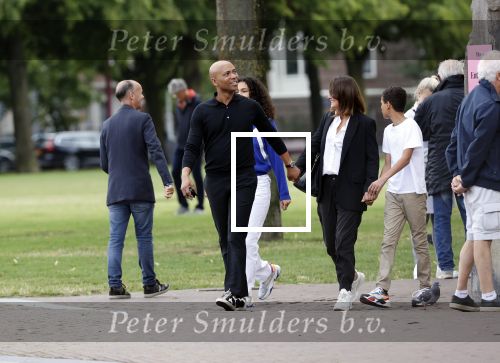 Amsterdam 23 augustus 2020
Humberto Tan met zijn vrouw Inekeen twee  van hun kinderen op het museumplein.