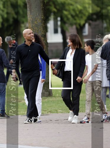 Amsterdam 23 augustus 2020
Humberto Tan met zijn vrouw Inekeen twee  van hun kinderen op het museumplein.