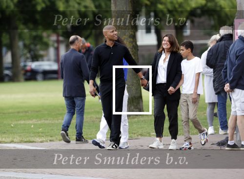 Amsterdam 23 augustus 2020
Humberto Tan met zijn vrouw Inekeen twee  van hun kinderen op het museumplein.