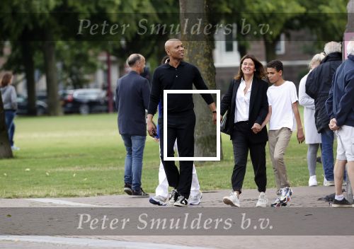 Amsterdam 23 augustus 2020
Humberto Tan met zijn vrouw Inekeen twee  van hun kinderen op het museumplein.