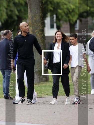 Amsterdam 23 augustus 2020
Humberto Tan met zijn vrouw Inekeen twee  van hun kinderen op het museumplein.