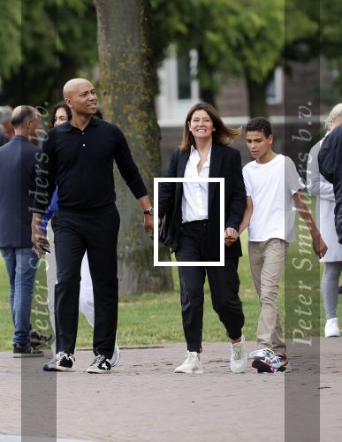 Amsterdam 23 augustus 2020
Humberto Tan met zijn vrouw Inekeen twee  van hun kinderen op het museumplein.
