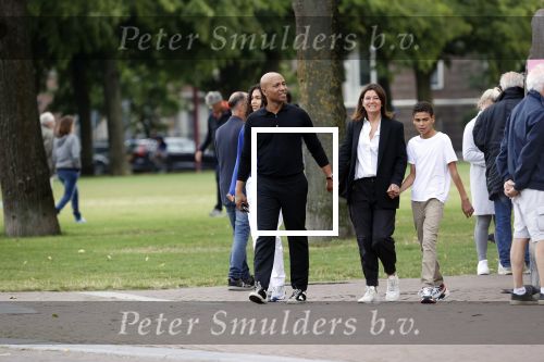 Amsterdam 23 augustus 2020
Humberto Tan met zijn vrouw Inekeen twee  van hun kinderen op het museumplein.