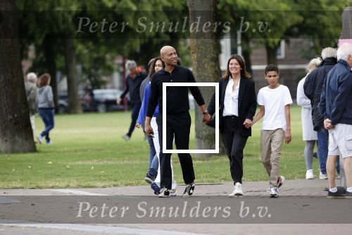 Amsterdam 23 augustus 2020
Humberto Tan met zijn vrouw Inekeen twee  van hun kinderen op het museumplein.