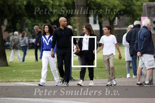 Amsterdam 23 augustus 2020
Humberto Tan met zijn vrouw Inekeen twee  van hun kinderen op het museumplein.