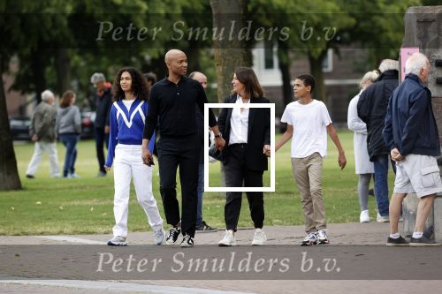 Amsterdam 23 augustus 2020
Humberto Tan met zijn vrouw Inekeen twee  van hun kinderen op het museumplein.