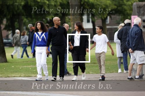 Amsterdam 23 augustus 2020
Humberto Tan met zijn vrouw Inekeen twee  van hun kinderen op het museumplein.