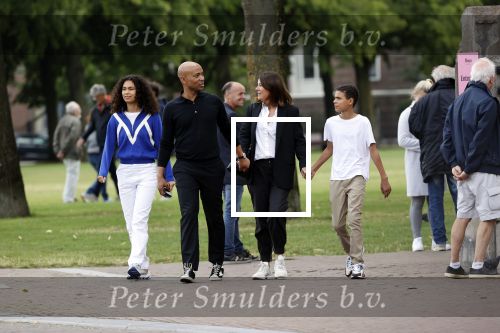 Amsterdam 23 augustus 2020
Humberto Tan met zijn vrouw Inekeen twee  van hun kinderen op het museumplein.