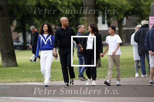 Amsterdam 23 augustus 2020
Humberto Tan met zijn vrouw Inekeen twee  van hun kinderen op het museumplein.
