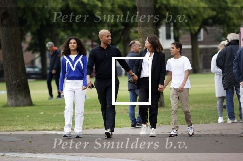Amsterdam 23 augustus 2020
Humberto Tan met zijn vrouw Inekeen twee  van hun kinderen op het museumplein.