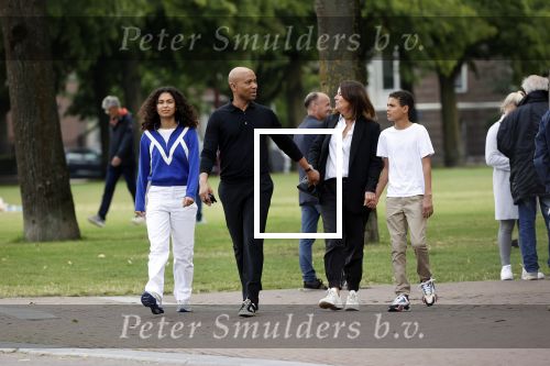 Amsterdam 23 augustus 2020
Humberto Tan met zijn vrouw Inekeen twee  van hun kinderen op het museumplein.
