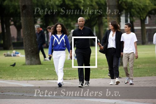 Amsterdam 23 augustus 2020
Humberto Tan met zijn vrouw Inekeen twee  van hun kinderen op het museumplein.