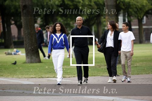 Amsterdam 23 augustus 2020
Humberto Tan met zijn vrouw Inekeen twee  van hun kinderen op het museumplein.