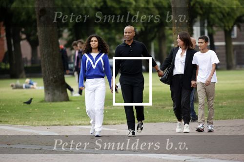 Amsterdam 23 augustus 2020
Humberto Tan met zijn vrouw Inekeen twee  van hun kinderen op het museumplein.