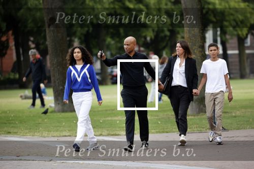 Amsterdam 23 augustus 2020
Humberto Tan met zijn vrouw Inekeen twee  van hun kinderen op het museumplein.