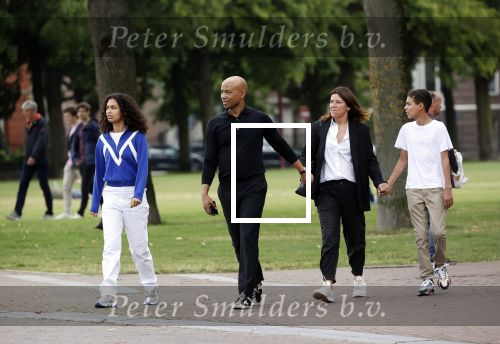 Amsterdam 23 augustus 2020
Humberto Tan met zijn vrouw Inekeen twee  van hun kinderen op het museumplein.