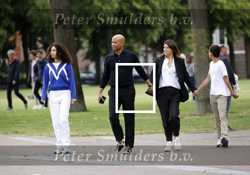 Amsterdam 23 augustus 2020
Humberto Tan met zijn vrouw Inekeen twee  van hun kinderen op het museumplein.