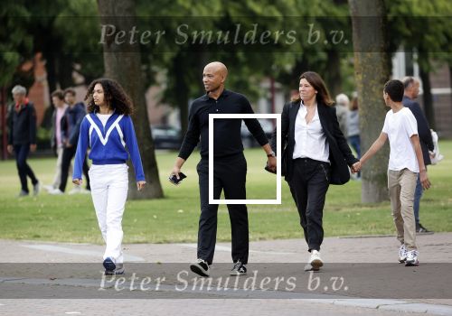Amsterdam 23 augustus 2020
Humberto Tan met zijn vrouw Inekeen twee  van hun kinderen op het museumplein.