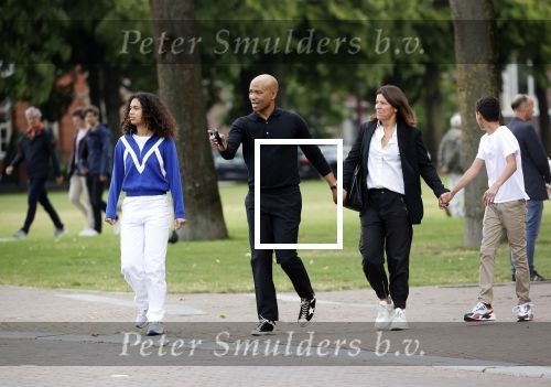 Amsterdam 23 augustus 2020
Humberto Tan met zijn vrouw Inekeen twee  van hun kinderen op het museumplein.