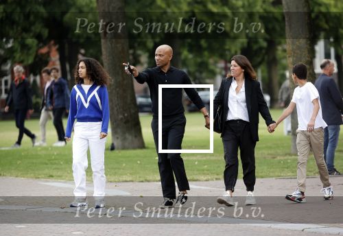 Amsterdam 23 augustus 2020
Humberto Tan met zijn vrouw Inekeen twee  van hun kinderen op het museumplein.
