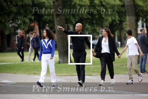 Amsterdam 23 augustus 2020
Humberto Tan met zijn vrouw Inekeen twee  van hun kinderen op het museumplein.