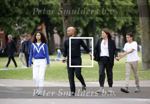 Amsterdam 23 augustus 2020
Humberto Tan met zijn vrouw Inekeen twee  van hun kinderen op het museumplein.