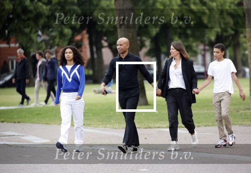 Amsterdam 23 augustus 2020
Humberto Tan met zijn vrouw Inekeen twee  van hun kinderen op het museumplein.
