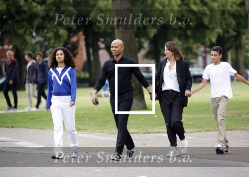 Amsterdam 23 augustus 2020
Humberto Tan met zijn vrouw Inekeen twee  van hun kinderen op het museumplein.