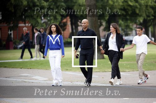 Amsterdam 23 augustus 2020
Humberto Tan met zijn vrouw Inekeen twee  van hun kinderen op het museumplein.