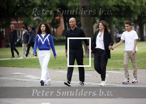 Amsterdam 23 augustus 2020
Humberto Tan met zijn vrouw Inekeen twee  van hun kinderen op het museumplein.