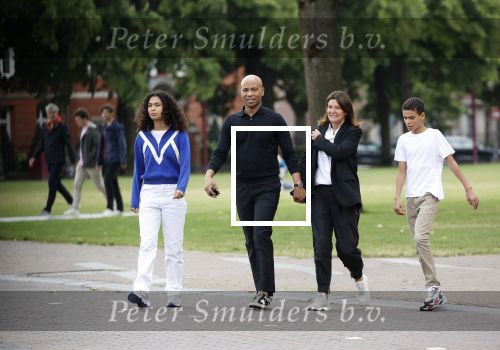 Amsterdam 23 augustus 2020
Humberto Tan met zijn vrouw Inekeen twee  van hun kinderen op het museumplein.