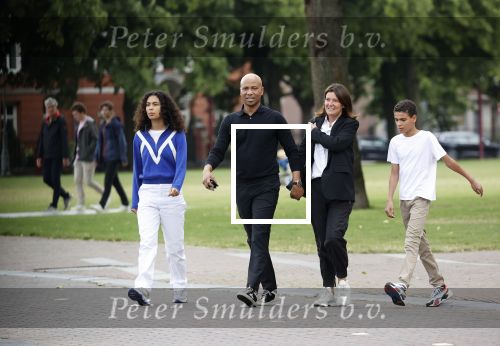 Amsterdam 23 augustus 2020
Humberto Tan met zijn vrouw Inekeen twee  van hun kinderen op het museumplein.